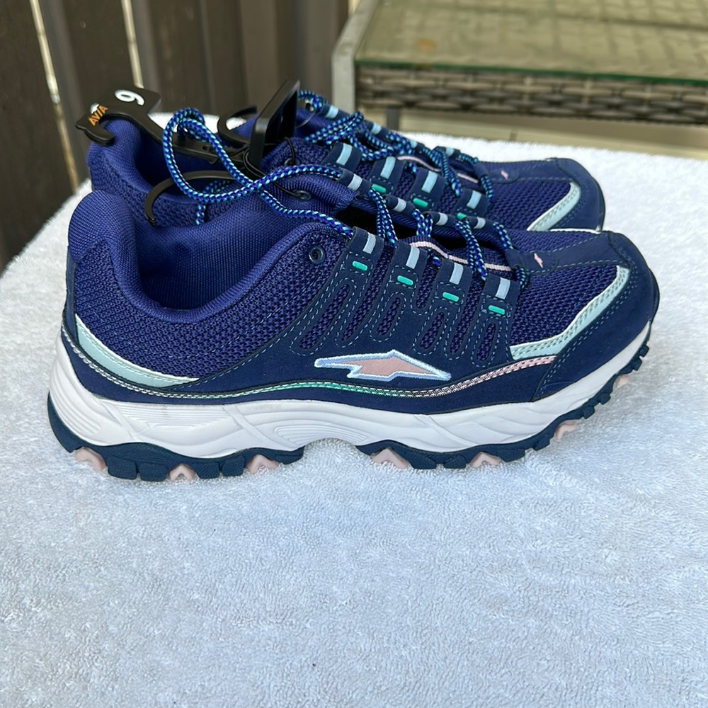 Avia women memory foam sneakers, size 9